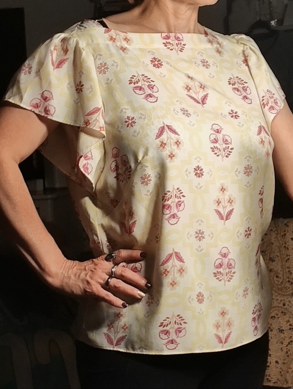 💛 Ann Taylor 💛 Silky Flutter-Sleeve Boat Neck Style Top